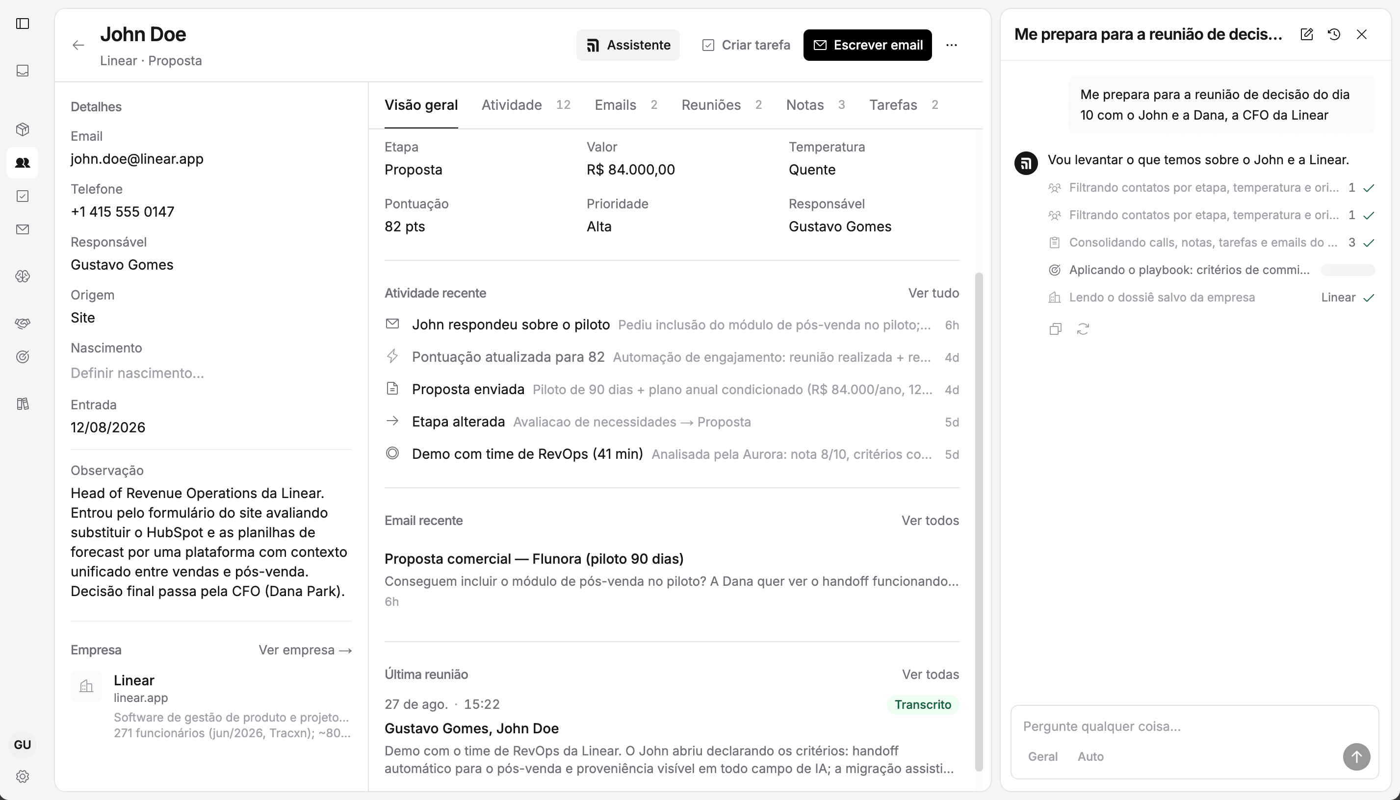 Tela da Flunora: a ficha do contato John Doe, da Linear, na etapa Proposta, com o assistente ao lado preparando a reunião de decisão e mostrando as fontes que consulta: contatos, calls, notas, emails, o playbook e o dossiê salvo da empresa.